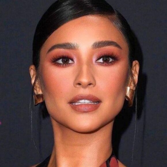 MAC Limited Edition Lipstick - Lookin Like Wealth (Matte Midtone Yellow Brown) - Picture 8 of 14